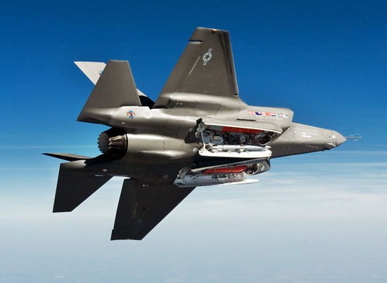 Máy bay chiến đấu tàng hình thế hệ thứ năm F-35 của hãng Lockheed Martin